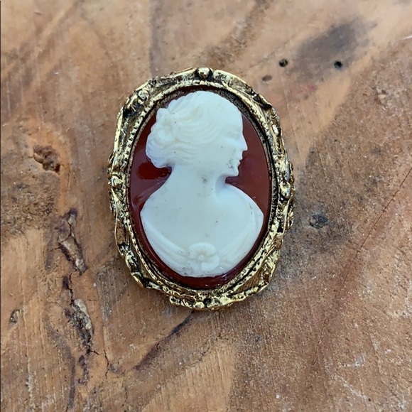 Vintage Mid Century Cameo Brooch Pin - Picture 1 of 4